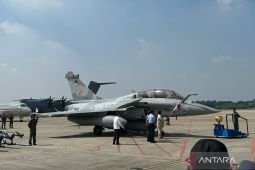 Prabowo serahkan kunci pesawat tempur Rafale kepada Panglima TNI