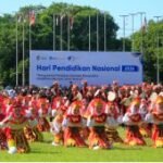 Seni kolosal “Kuntulan Ewon” warnai Hardiknas 2026 di Banyuwangi