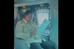 Prabowo terima surat dari siswa kelas V MI berterima kasih atas MBG