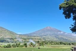 Hikers advised to anticipate colder temperatures on Mount Rinjani
