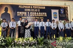 SMPN 1 Surabaya lepas 381 siswa, pertahankan tradisi prestasi
