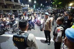 Ricuh di depan Grahadi, polisi bubarkan massa aksi