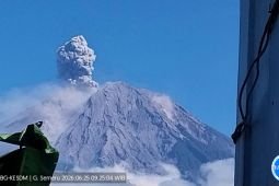 Semeru erupsi disertai letusan setinggi 1,2 km di atas puncak