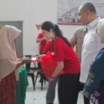 Pembagian 2.300 paket sembako gratis di Surabaya