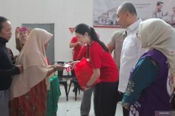Pembagian 2.300 paket sembako gratis di Surabaya