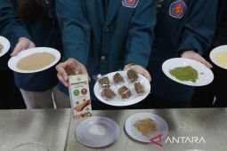Mahasiswa Ubaya ciptakan cemilan sehat dari daun mangga dan kulit kacang