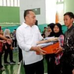 Wali Kota Surabaya serahkan bantuan pendidikan untuk 7.380 pelajar