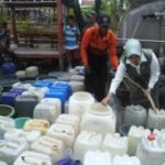 Distribusi air bersih saat kemarau di Situbondo
