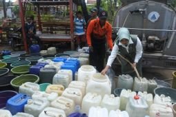 Distribusi air bersih saat kemarau di Situbondo