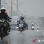 BMKG keluarkan peringatan dini potensi hujan petir di sejumlah kota besar
