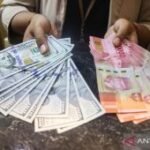 Jumat ini rupiah menguat menjadi Rp18.065 per dolar AS