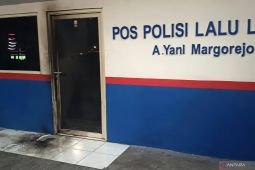 Seorang pengendara diduga lempar botol berapi di pos Polisi Surabaya