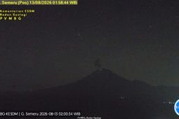 Semeru alami erupsi disertai suara gemuruh kuat Kamis dini hari