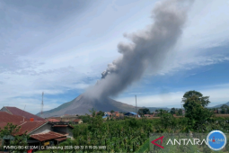 Gunung Sinabung erupsi hebat semburkan abu vulkanik setinggi 3,5 km