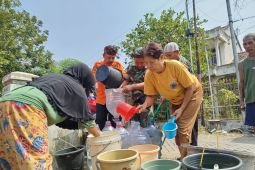 Sebanyak 34 ribu liter air bersih digelontorkan untuk warga Trenggalek