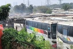Damkar Bekasi kerahkan sembilan armada padamkan api bakar 50 bus