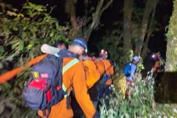 SAR bawa turun jenazah pendaki terjatuh ke kawah Gunung Slamet