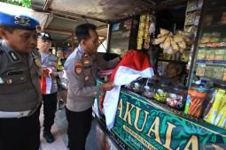 Pembagian bendera Merah Putih program Sabuk Kamtibmas