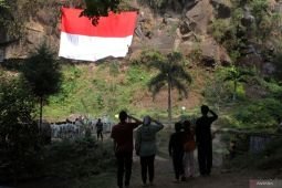 Upacara dan pengibaran bendera raksasa di Coban Putri