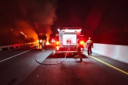 Petugas tangani bus terbakar di Jalan Tol Madiun-Nganjuk