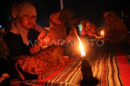 Tirakatan saat Merah Putih menyapa duka