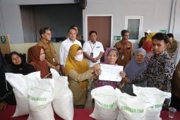 Surabaya libatkan karang taruna bantu bagikan bantuan beras