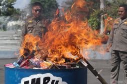 Pemusnahan rokok ilegal di Surabaya