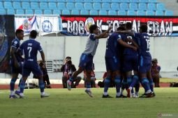 Arema di puncak, Persib peringkat kedua