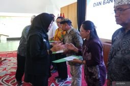Ratusan guru rohani lintas agama di Banyuwangi menerima insentif