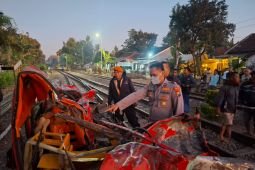 KA Wijaya Kusuma alami keterlambatan akibat tertemper mobil di Jember