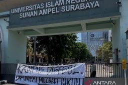 Mahasiswa UINSA segel gerbang kampus tuntut rektor mundur