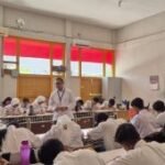 Kadindik Jatim mengajar siswa SMA demi pahami tantangan guru