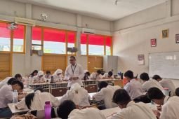 Kadindik Jatim mengajar siswa SMA demi pahami tantangan guru