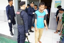 Petugas gabungan razia dan tes urin WBP di LP Tulungagung