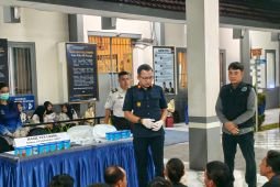 Petugas gabungan razia kamar hunian warga binaan di Rutan Ponorogo