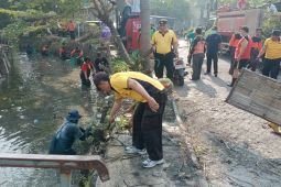 Polisi Sidoarjo dan Sungai Watch bersihkan sungai cegah potensi banjir