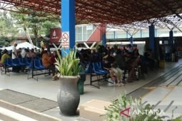 Keluarga korban Virgo Transport 8 menanti kabar di Pelabuhan Trisakti