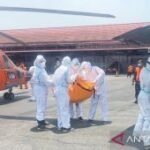 Heli Basarnas mendarat di Lanud Sjamsudin Noor bawa korban KM Virgo