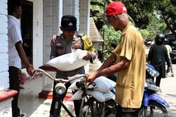 Penyaluran bantuan pangan beras