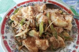 Sepiring rujak dan ingatan tentang kampung