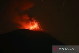 Dua letusan mengguncang Ile Lewotolok, kolom abu capai 600 meter