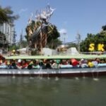 Aksi menabur benih ikan di Sungai Kalimas