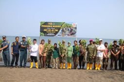 Kodim Situbondo libatkan pelajar tanam mangrove untuk HUT TNI