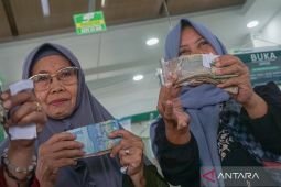 Rupiah menguat seiring penurunan harga minyak yang cukup besar