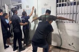 Lapas Madiun gandeng BNNK  gelar tes urine dan razia kamar hunian