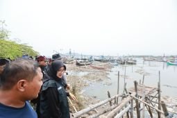 Sebanyak 15 ton sampah diangkut dari Sungai Kalimati Muncar Banyuwangi