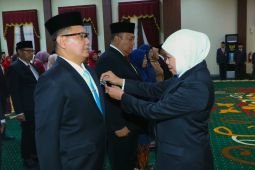 Khofifah sematkan 528 Tanda Kehormatan Satyalancana kepada ASN Jatim