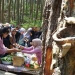 Pasar jadul Pangupo Jiwo Lereng Wilis Trenggalek diserbu pengunjung