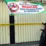 Satpol PP Trenggalek segel gerai minuman beralkohol usai didemo ormas