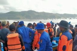 Tim SAR temukan nelayan hilang di Pantai Ngalur